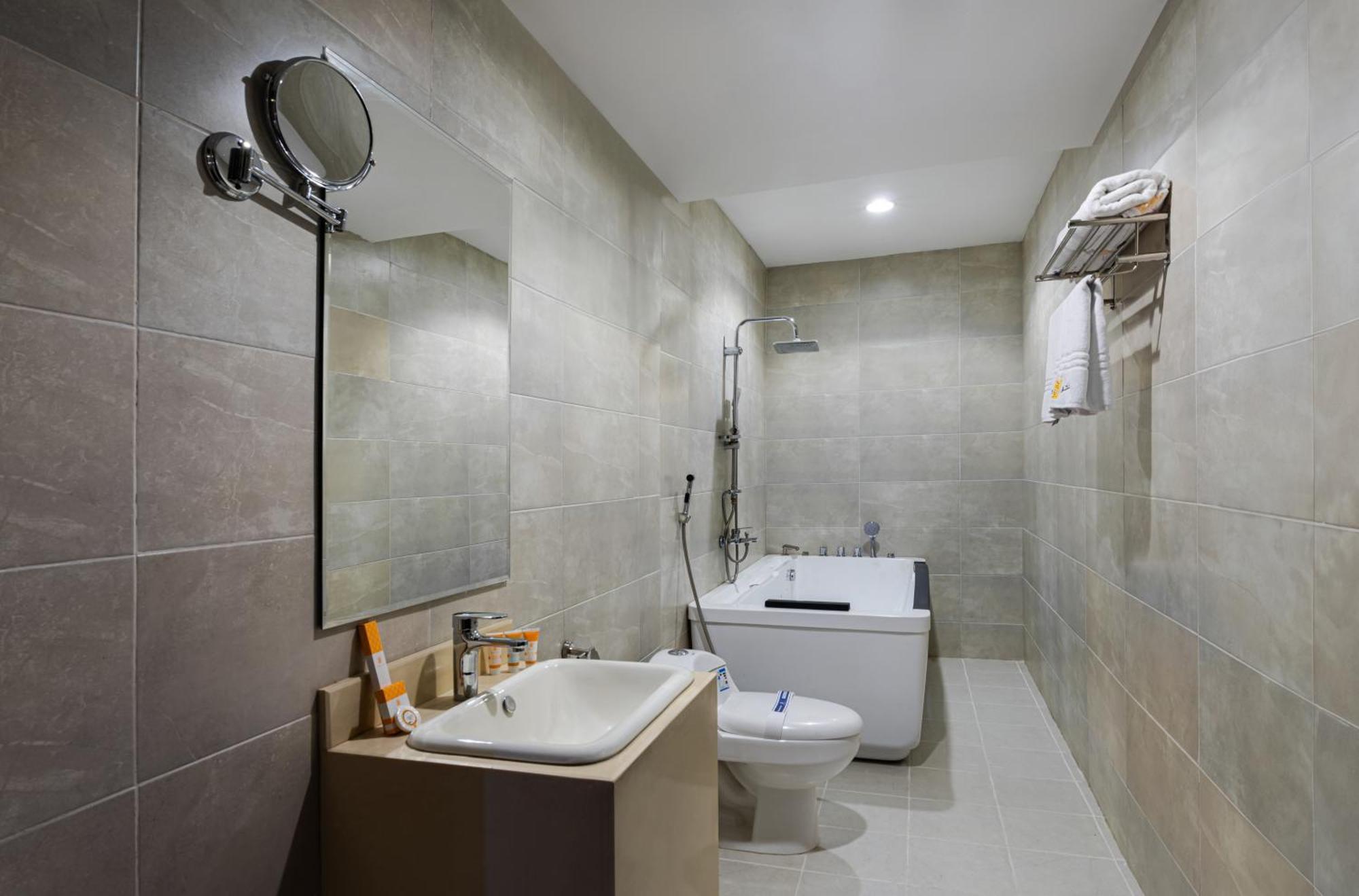 The Palace Hotel Suites Khamis Mushait Extérieur photo